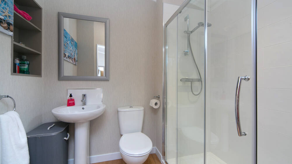 Red kite 1 bathroom b